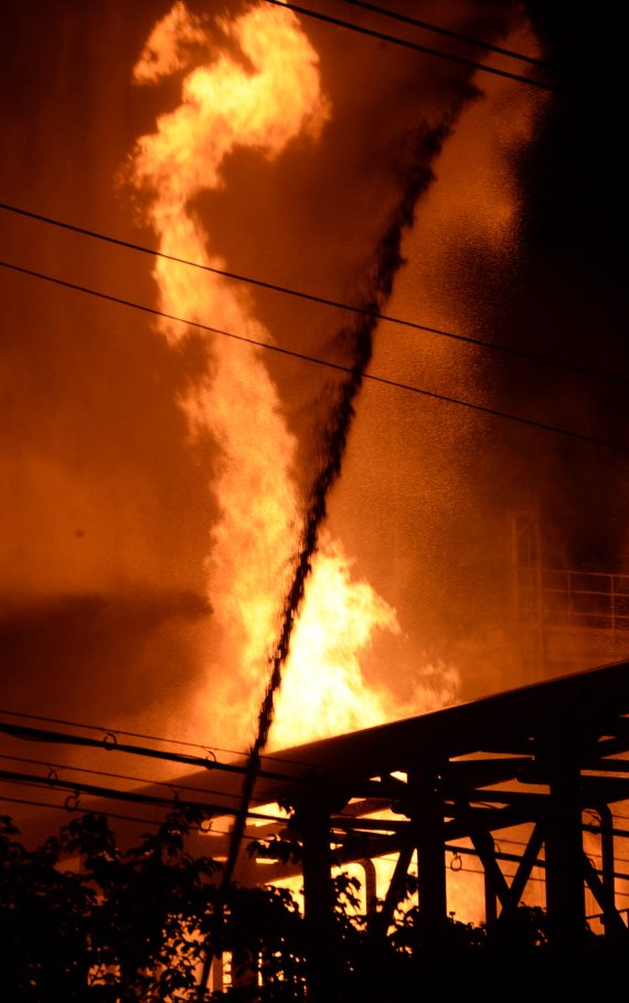 [울산=뉴시스] 배병수 기자 = 19일 오후 울산 울주군 에쓰오일 울산공장에 화재가 발생, 불길이 치솟고 있다. 2022.05.19. bbs@newsis.com /사진=뉴시스