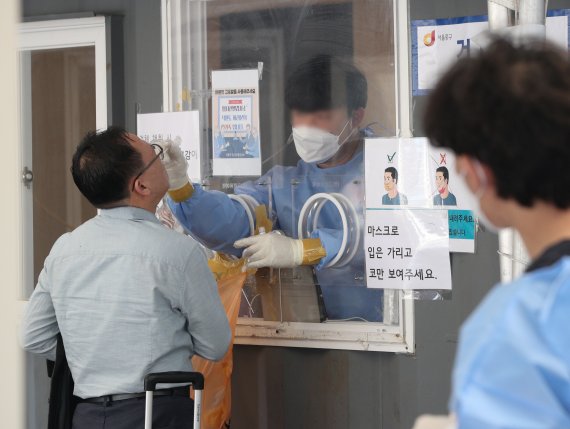20일 오전 서울역 광장에 마련된 신종 코로나바이러스 감염증(코로나19) 임시선별검사소에서 시민들이 PCR(유전자 증폭) 검사를 받고 있다. 이날 0시 기준 코로나19 신규 확진자는 2만 5125명 발생했다. 금요일 기준으로는 지난 1월 28일 1만6090명 이후 16주일(112일, 3개월 22일) 만에 최저 규모다. 뉴스1 제공.