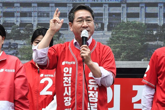 유정복 국민의힘 인천시장 후보가 19일 인천시 부평구 부평 문화의 거리에서 열린 ‘국민의힘 희망 인천 출정식’에서 6·1 전국동시지방선거 지지연설을 하고 있다. 2022.5.19/뉴스1 © News1 국회사진취재단