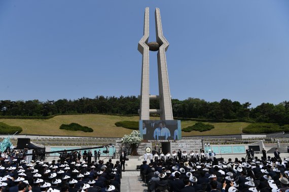 유공자·가족 4000명 지원 '민주유공자법', 21대 국회 문턱 넘나