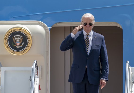조 바이든 미국 대통령이 19일(현지시간) 메릴랜드주 앤드루스 공군기지에서 한국과 일본 순방을 위해 전용기에 탑승하면서 인사하고 있다. 사진=뉴시스