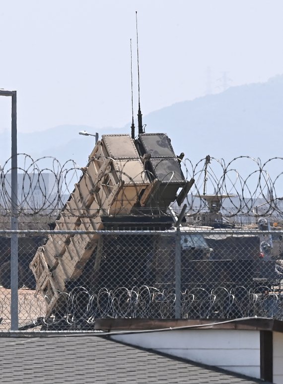 [평택=뉴시스] 김종택기자 = 북한이 탄도미사일 1발을 동해상으로 발사한 4일 경기도 평택시 캠프 험프리스에 패트리어트(PAC-3) 미사일이 배치되어 있다. 이번에 발사된 탄도 미사일 비행거리는 약 470km, 고도는 약 780km로 탐지됐다. 2022.05.04. jtk@newsis.com