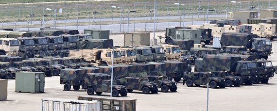 [평택=뉴시스] 김종택기자 = 한미연합훈련이 시작된 18일 경기도 평택시 캠프 험프리스에 미군 차량들이 계류돼 있다. 이번 훈련은 전쟁 발발 상황을 가정한 방어(1부)와 반격(2부) 등의 시나리오를 바탕으로 시행하는 컴퓨터 시뮬레이션 방식의 지휘소연습(CPX)으로 진행되며 실제 장비와 병력은 동원되지 않는다. 2022.04.18. jtk@newsis.com