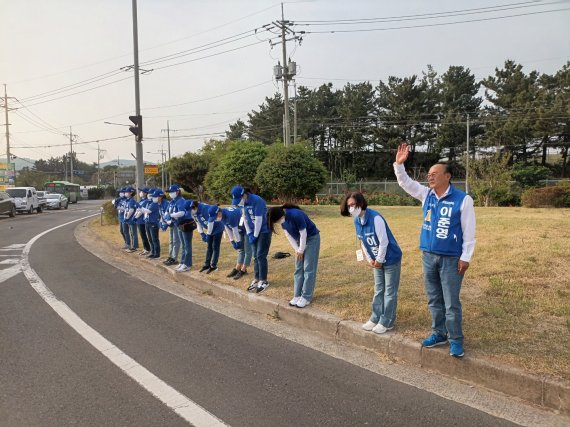 [포항=뉴시스] 강진구 기자 = 경북 포항시의회 아(구룡포읍, 동해면, 장기면, 호미곶면)선거구 더불어민주당 기호1번 이준영 후보는 20일 오전 출근길 인사에서 "4선의 중량감 있는 시의원이 되어 지역발전을 견인해 나가겠다"며 지지를 호소했다.사진은 이날 출근길 인사 전경.(사진=이준영 선거사무소 제공) 2022.05.20.photo@newsis.com *재판매 및 DB 금지