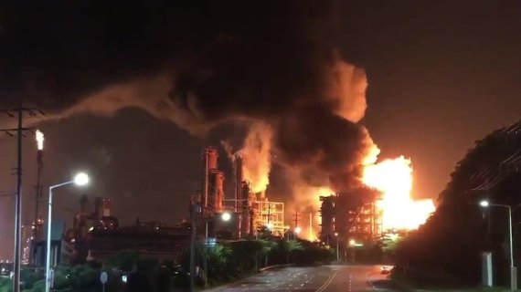 [서울=뉴시스] 19일 울산시 울주군 에쓰오일 온산공장에서 폭발·화재 사고가 발생해 불길이 치솟고 있다. 소방당국은 대응 1단계를 발령해 진화 작업을 벌이고 있다.(사진=독자 제공 영상 캡쳐) 2022.05.19. photo@newsis.com *재판매 및 DB 금지