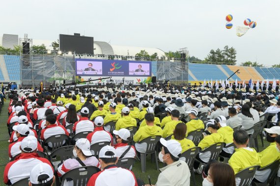 [순천=뉴시스] 20일 순천팔마종합운동장에서 7000여명의 선수단과 전남도, 순천시, 체육회 관계자가 참석한 가운데 제61회 전남체육대회 개막식이 열리고 있다. 순천시 제공 *재판매 및 DB 금지