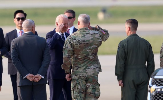 조 바이든 미국 대통령이 20일 경기 주한 미 공군 오산기지에 도착해 전용 공군기인 에어포스원에서 내려 인사를 나누고 있다. 2022.5.20/뉴스1 © News1 사진공동취재단