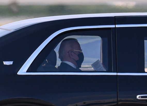 조 바이든 미국 대통령이 20일 경기도 오산 미 공군기지에 전용기인 에어포스원을 타고 도착한 뒤 평택 삼성전자 반도체 공장으로 향하는 차량에 탑승하고 있다. 바이든 대통령은 20~22일 한국, 22~24일 일본을 순차적으로 방문한다. 2022.5.20/뉴스1 © News1 사진공동취재단