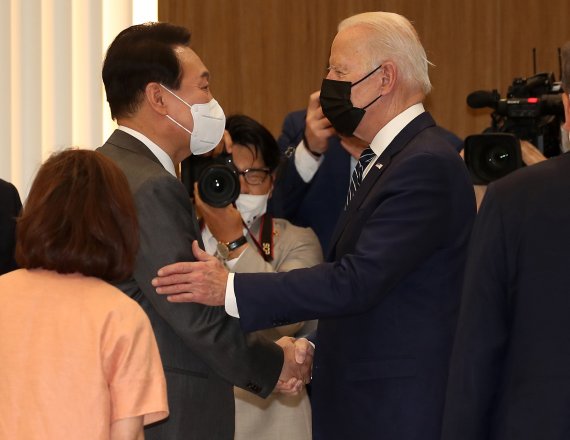 윤석열 대통령이 20일 경기 평택 삼성전자 반도체 공장에서 2박 3일의 일정으로 방한한 조 바이든 미국 대통령을 영접하며 악수하고 있다. (대통령실사진기자단) 2022.5.20/뉴스1 © News1 오대일 기자