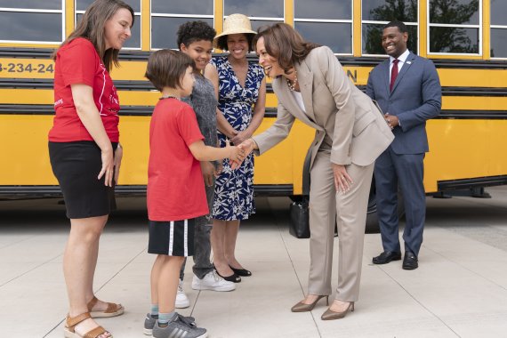 카멀라 해리스(오른쪽 2번째) 미국 부통령이 20일(현지시간) 버지니아주 폴스처치의 메리디안고등학교에서 전기 통학버스에 관한 연설을 마친 뒤 학생, 학부모들을 만나 대화하고 있다. AP뉴시스
