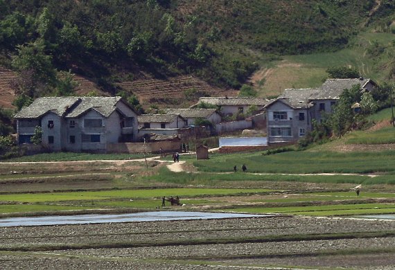 15일 오후 경기 파주시 오두산 통일전망대에서 바라본 북한 황해북도 개풍군 마을이 평온한 모습을 보이고 있다. 사진=뉴스1