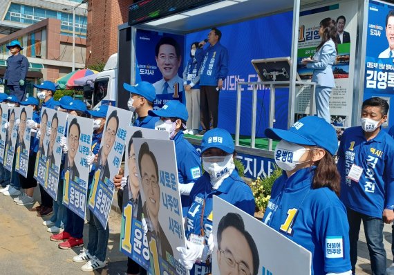 6‧1지방선거 첫 주말유세가 열린 21일 오전 전남 나주 남평5일장 초입인 남평농협 앞에서 열린 민주당 유세에서 윤병태 나주시장 후보가 연설을 하고 있다.2022.5.21/뉴스1 © News1 박영래 기자