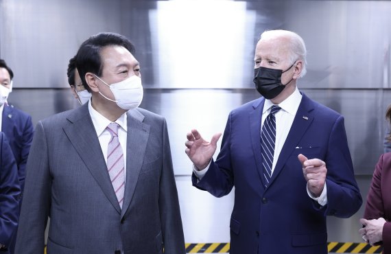 윤석열 대통령과 조 바이든 미국 대통령이 20일 경기 평택 삼성전자 반도체 공장을 둘러보며 대화를 나누고 있다. (대통령실사진기자단) 2022.5.20/뉴스1 © News1 오대일 기자