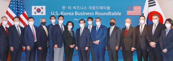 미국 바이든 대통령의 한국 방문을 계기로 '한-미 비즈니스 라운드 테이블 회의'가 열렸다. 한-미 양국 정부 및 기업 대표와 관계자가 온·오프라인으로 참석한 가운데 열린 이날 회의에서 양국 관계자들은 교역·투자 확대 등 상호호혜적 경제협력 방안을 논의했다. (산업부 제공) /2022.5.21/ © 뉴스1