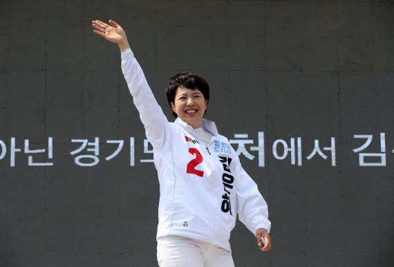 21일 김은혜 국민의힘 경기도지사 후보는 안양시 벽산사거리에서 도민분들께 지지를 호소하고 있다. © 뉴스1