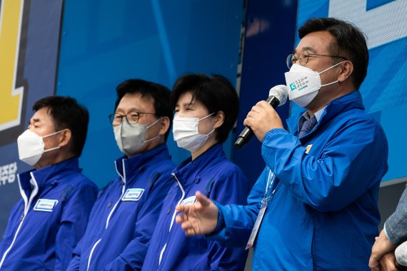 윤호중 더불어민주당 공동선거대책위원장이 19일 경기 수원시 팔달구 지동교에서 열린 김동연 민주당 경기도지사후보 유세단 출정식에서 김 후보에 대한 지지를 호소하고 있다. 2022.5.19/뉴스1 © News1 국회사진취재단