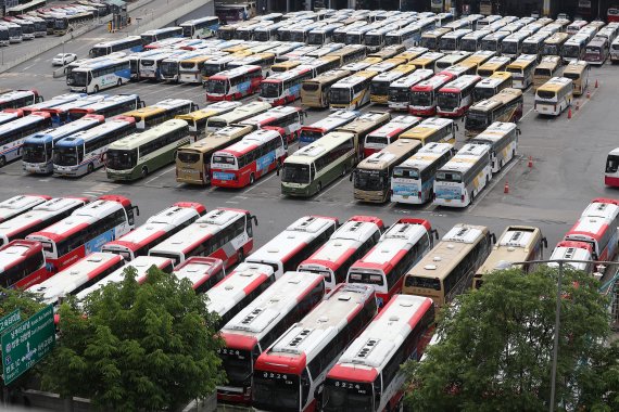 [서울=뉴시스] 백동현 기자 = 지난해 요소수 대란에 이어 최근 급등하는 경유 가격에 국내 자동차 시장에서 경유차 입지가 좁아지고 있다. 경유차 소유주들 사이에서는 '시동 걸기 무섭다'는 말까지 나오고 있다. 사진은 19일 오후 서울 서초구 고속버스터미널에 차량들이 주차된 모습. 2022.05.19. livertrent@newsis.com