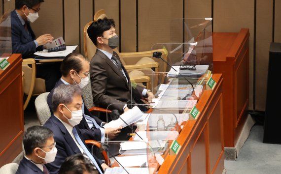 [서울=뉴시스] 김선웅 기자 = 한동훈 법무부 장관이 지난 20일 서울 여의도 국회에서 열린 예결위 전체회의에 출석, 회의 도중 안경을 벗고 회의장을 둘려보고 있다. (공동취재사진) 2022.05.20. photo@newsis.com