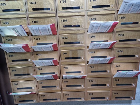 [수원=뉴시스]이준구 기자=한 아파트 우편함에 꽂혀 있는 선거공보물들.