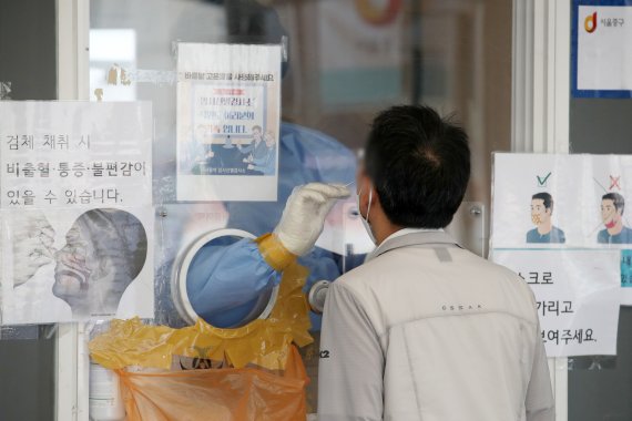 '재유행 위험' 날로 커지는데…한달뒤 격리해제 풀릴까