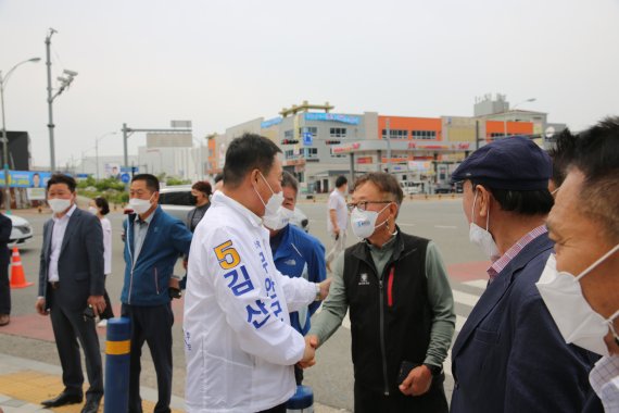 김산 무소속 무안군수가 후보가 출정식에 참석한 지지자와 인사하고 있다.2022.5.19© 뉴스1