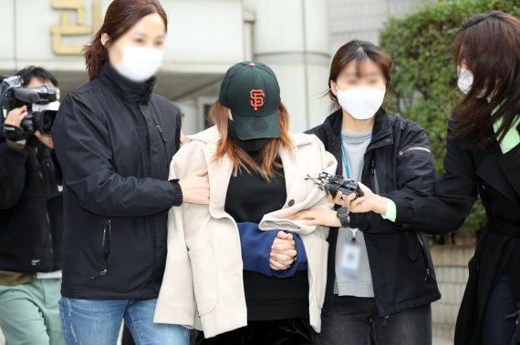 [서울=뉴시스]이윤청 기자 = 지난 2020년 11월 서울 관악구 한 교회에 설치된 베이비박스 인근에 자신이 낳은 아들을 유기해 사망케 한 혐의를 받는 김모씨가 서울 서초구 서울중앙지방법원에서 구속 전 피의자 심문(영장실질심사)을 마치고 나서고 있다. 2020.11.06. radiohead@newsis.com