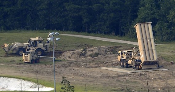 【성주=뉴시스】최진석 기자 = 주한미군이 8일 경북 성주 초전면 사드기지에서 중장비 차량을 이용해 사드(THAAD·고고도미사일방어체계) 발사대 배치 작업을 위한 평탄화 작업을 하고 있다. 지난 7일 주한미군은 사드 4기를 추가로 배치해 사드 1개 포대를 완성 했다. 2017.09.08.myjs@newsis.com
