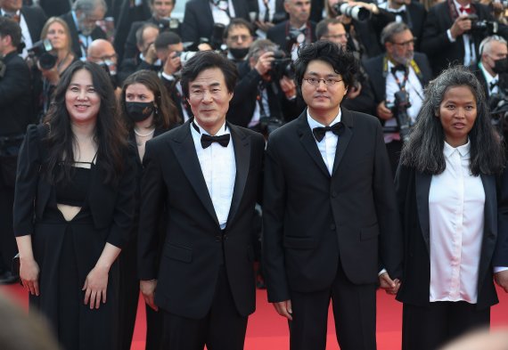 제75회 칸 국제영화제 개막일인 17일 오후(현지시간) 프랑스 남부 칸 팔레 데 페스티벌(Palais des Festivals)에서 개막식 및 개막작 ‘파이널 컷’(Coupez!)가 열려 아내와 함께 참석한 배우 오광록(왼쪽 두번째)이 레드카펫을 지나고 있다. 배우 오광록은 ‘ALL the People I’ll Never Be’(RETOUR À SEOUL)의 주연배우로 이번 영화제에 주목할만한 시전 부문으로 초청됐다. 2022.05.18/뉴스1. © News1 이준성 프리랜서기자