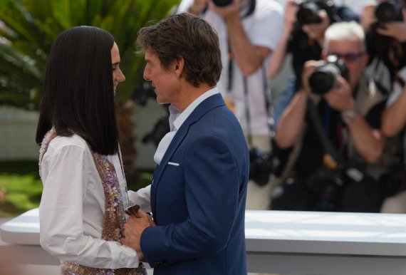 18일 오후(현지시간) 제75회 칸 국제영화제가 열리고 있는 프랑스 남부 칸 ‘팔레 데 페스티벌’(Palais des Festivals)에서 영화 ‘탑건:매버릭’(TOP GUN : MAVERICK)의 포토콜이 열려 주연 배우 톰 크루즈와 제니퍼 코넬리가 포즈를 취하고 있다. 2022.05.18/뉴스1. © News1 이준성 프리랜서기자