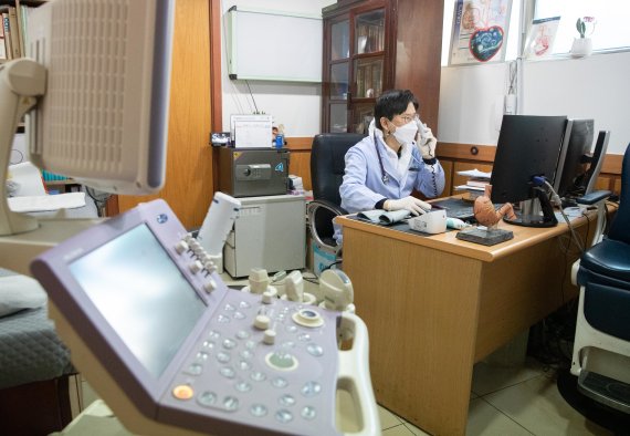 지난달 28일 오전 서울 용산구 최내과의원에서 의사가 재택치료자의 건강을 관리하고 있다. 뉴스1 제공
