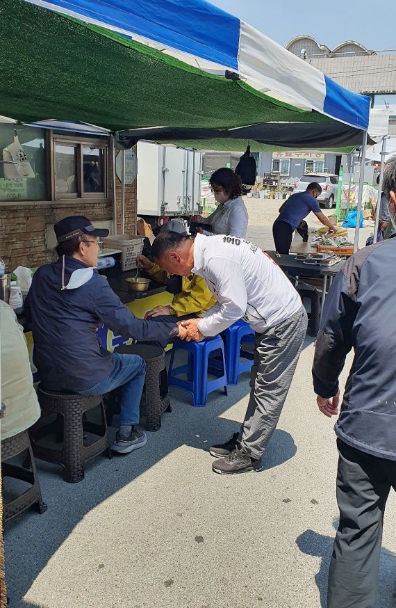 홍창환 밀양시의회 의원 다선거구 후보가 시민들에게 지지를 호소하고 있다. (홍창환 후보 캠프 제공) *재판매 및 DB 금지
