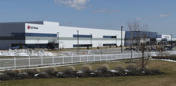 [홀랜드(미 미시간주)=AP/뉴시스]지난 2013년 3월15일 미 미시간주 홀랜드에 있는 LG화학 미시간 공장의 모습. 전기차 배터리 제조업체인 LG 에너지 솔루션은 2025년까지 1200개의 일자리를 창출할 수 있는 17억 달러(2조638억원) 규모의 미시간주 서부 지역 확장을 계획하고 있다고 미 관리들이 22일(현지시간) 발표했다. 2022.3.23