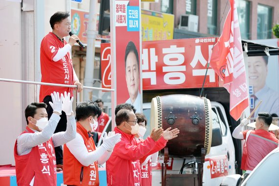 [청주=뉴시스] 천영준 기자 = 국민의힘 김영환 충북지사 후보는 22일 음성군을 찾아 지방선거 후보자들과 함께 합동 유세를 펼쳤다. (사진=김 후보 선거사무소 제공) 2022.05.22. photo@newsis.com *재판매 및 DB 금지