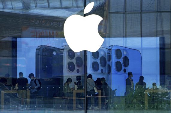 애플이 중국 생산 비중을 축소하는 방안을 하청업체들에게 통보했다고 월스트리트저널(WSJ)이 21일(현지시간) 보도했다. 중국 베이징 소재 애플 매장. AP뉴시스