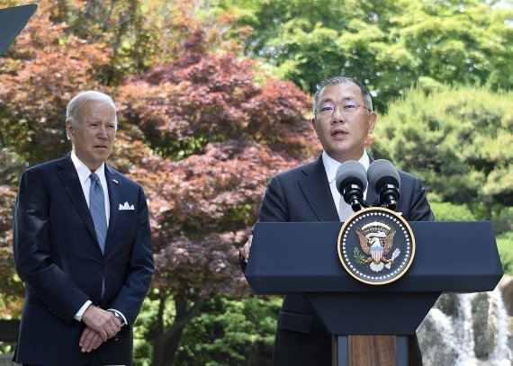 정의선 현대자동차그룹 회장이 조 바이든 미국 대통령이 22일 오전 그랜드 하얏트 서울 호텔에서 환담을 가진 후 기자들을 향해 발언하고 있다. 사진=현대자동차제공