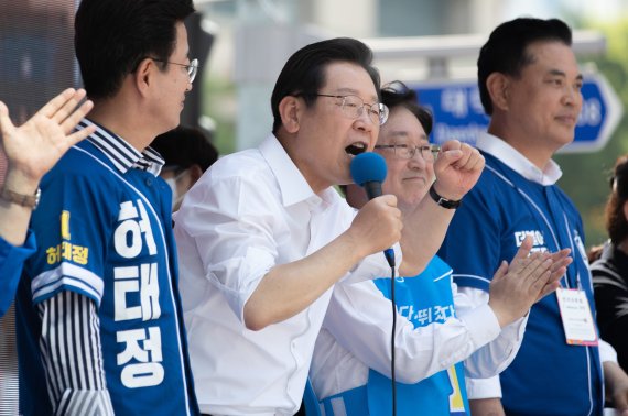 이재명 더불어민주당 총괄선거대책위원장이 22일 오후 대전 서구 갤러리아 타임월드 인근에서 열린 합동 유세에서 시민들에게 지지를 호소하고 있다. 2022.5.22/뉴스1 © News1 이재명 기자