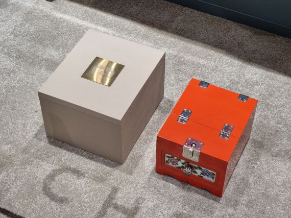 윤석열 대통령 부인 김건희 여사가 조 바이든 미국 대통령의 2박 3일 방한에 함께하지 못한 질 바이든 여사를 위해 경대와 도록을 선물했다. 경대는 한국 전통 문양이 새겨져 있고 거울을 세우면 그 아래에 화장품을 넣을 수 있는 서랍이 있다. (대통령실 제공) 2022.5.22/뉴스1 © News1 안은나 기자