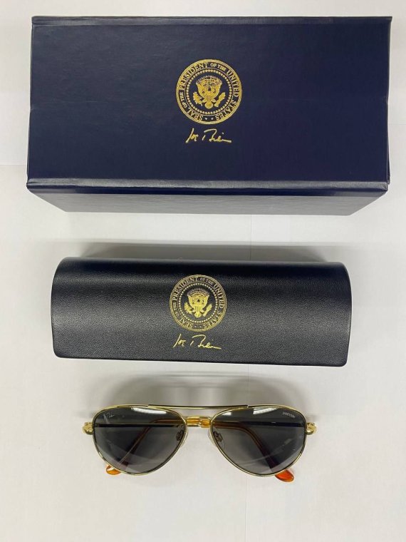 조 바이든 미국 대통령이 2박 3일의 방한 일정을 마치며 윤석열 대통령에게 선물한 선글라스. 바이든 대통령의 트레이드 마크이자 대학 시절부터 즐겨쓰던 조종사용 선글라스로 이번 방한을 계기로 특별 제작했다. (대통령실 제공) 2022.5.22/뉴스1 © News1 안은나 기자