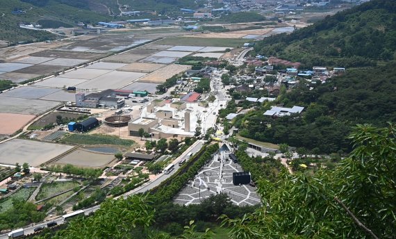 23일 오전 경남 김해시 진영읍 봉하마을에서 열린 고(故) 노무현 전 대통령 서거 12주기 추도식에 참석한 추모객들이 묘역을 향하고 있다. 2021.5.23/뉴스1 © News1 여주연 기자