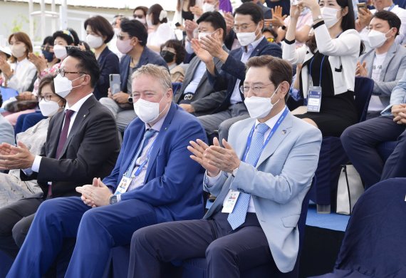 이용섭 광주시장이 22일 오후 광산구 광주여자대학교에서 열린 광주 2022 양궁월드컵 대회 리커브 여자 단체전 결승경기에 참석해 탐딜런 세계양궁연맹 사무총장 등 내빈들과 박수를 치며 선수들을 응원하고 있다.(광주시 제공)2022.5.22/뉴스1 © News1