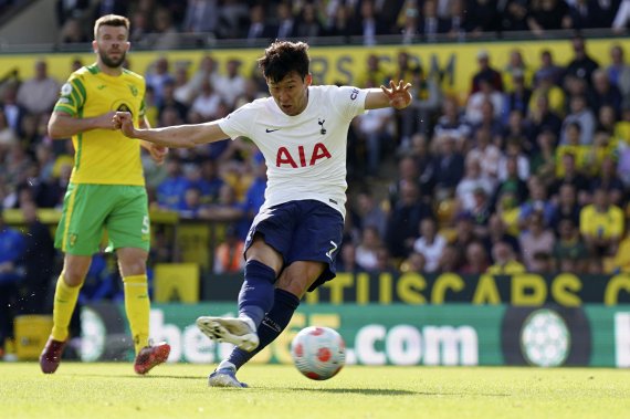 [노리치=AP/뉴시스] 토트넘 홋스퍼의 손흥민이 22일(현지시간) 영국 노리치의 캐로 로드에서 열린 노리치 시티와의 2021-22시즌 잉글랜드 프리미어리그(EPL) 최종 38라운드 후반 25분 팀의 네 번째 골(22호)을 넣고 있다. 손흥민은 5분 후에도 환상적인 골(23호)로 멀티 골을 기록하며 팀의 5-0 대승에 기여했고 모하메드 살라(리버풀)와 공동으로 득점왕에 등극했다. 토트넘은 리그 4위로 다음 시즌 유럽축구연맹(UEFA) 챔피언스리그 티켓을 따냈다. 2022.05.23.