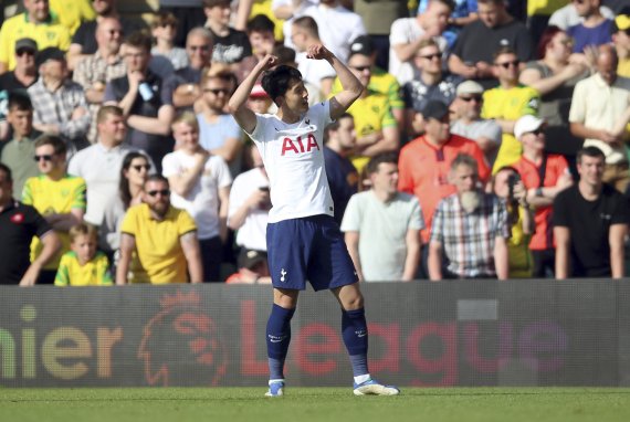 [노리치=AP/뉴시스] 토트넘 홋스퍼의 손흥민이 22일(현지시간) 영국 노리치의 캐로 로드에서 열린 노리치 시티와의 2021-22시즌 잉글랜드 프리미어리그(EPL) 최종 38라운드 후반 25분 팀의 네 번째 골(22호)을 넣고 기뻐하고 있다. 손흥민은 5분 뒤 환상적인 골(23호)로 멀티 골을 기록하며 팀의 5-0 대승에 기여했고 모하메드 살라(리버풀)와 공동으로 득점왕에 등극했다. 토트넘은 리그 4위로 다음 시즌 유럽축구연맹(UEFA) 챔피언스리그 티켓을 따냈다. 2022.05.23.