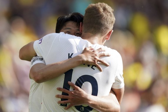 [노리치=AP/뉴시스] 토트넘 홋스퍼의 손흥민이 22일(현지시간) 영국 노리치의 캐로 로드에서 열린 노리치 시티와의 2021-22시즌 잉글랜드 프리미어리그(EPL) 최종 38라운드 후반 30분 팀의 다섯 번째 골(23호)을 넣고 해리 케인과 기쁨을 나누고 있다. 손흥민은 이날 멀티 골을 기록하며 팀의 5-0 대승에 기여했고 모하메드 살라(리버풀)와 공동으로 득점왕에 등극했다. 토트넘은 리그 4위로 다음 시즌 유럽축구연맹(UEFA) 챔피언스리그 티켓을 따냈다. 2022.05.23.