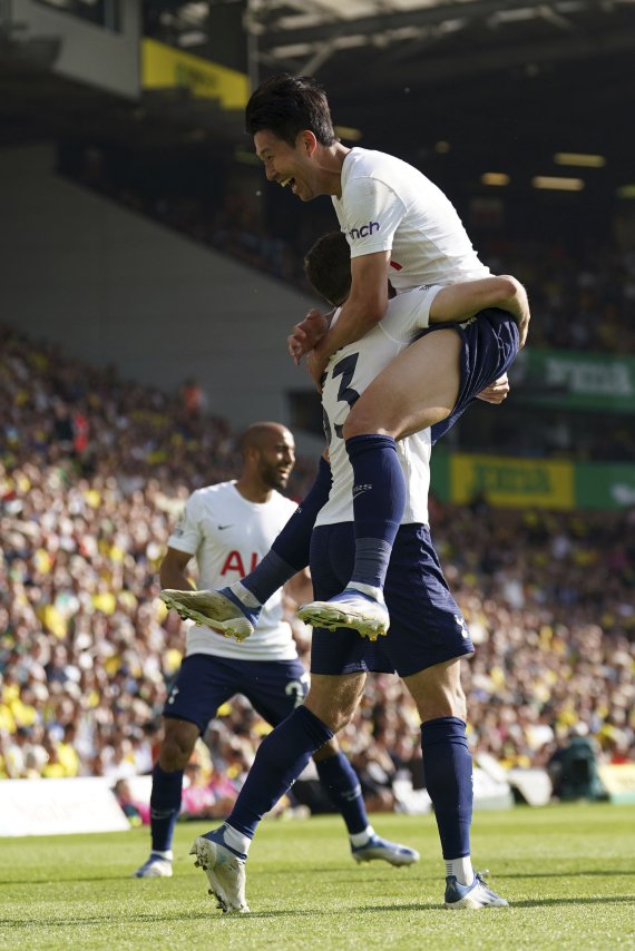 [노리치=AP/뉴시스] 토트넘 홋스퍼의 손흥민이 22일(현지시간) 영국 노리치의 캐로 로드에서 열린 노리치 시티와의 2021-22시즌 잉글랜드 프리미어리그(EPL) 최종 38라운드 후반 25분 팀의 네 번째 골(22호)을 넣고 동료들과 기쁨을 나누고 있다. 손흥민은 5분 뒤 환상적인 골(23호)로 멀티 골을 기록하며 팀의 5-0 대승에 기여했고 모하메드 살라(리버풀)와 공동으로 득점왕에 등극했다. 토트넘은 리그 4위로 다음 시즌 유럽축구연맹(UEFA) 챔피언스리그 티켓을 따냈다. 2022.05.23.