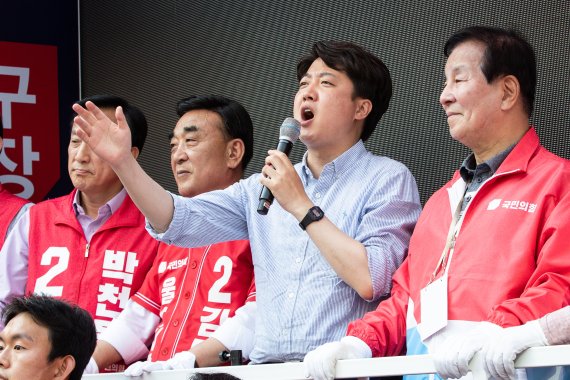 이준석 국민의힘 대표가 22일 울산 북구 명촌사거리에서 시민들에게 지지를 호소하고 있다. 2022.5.22/뉴스1 © News1 유승관 기자