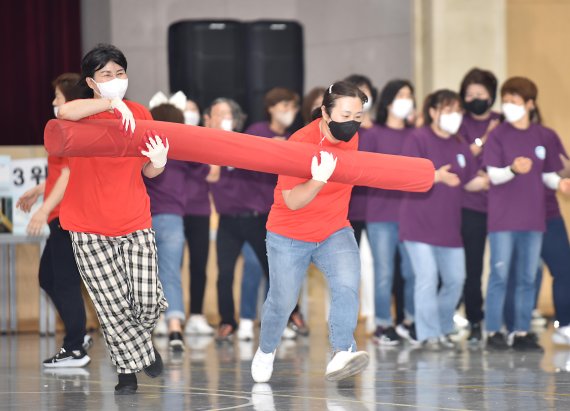 영진전문대 사회복지과가 재학 중인 성인학습자를 위한 '제1회 한마음 체육대회'를 열었다. 사진은 '우리도 한 번 달려 보제이' 대형바통 들고 달리기. 사진=영진전문대 제공