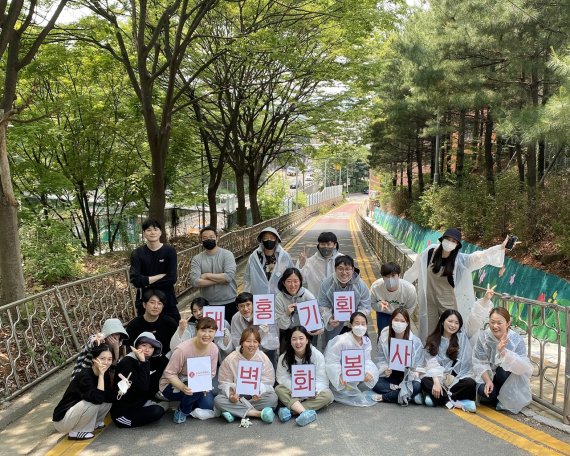 20일 대홍기획 임직원들이 서울 용산구 용암초등학교에서 벽화 그리기 재능기부 활동 후 기념촬영을 하고 있다.