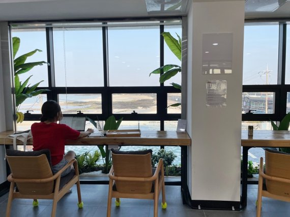 제주 구좌읍 세화리 '질그랭이 센터'에 위치한 공유 오피스의 모습. 스타트업 '스트리밍하우스'에서 워케이션 서비스 '더휴일'을 운영 중이다. 2022. 05. 19. 뉴스1 © News1 한지명 기자