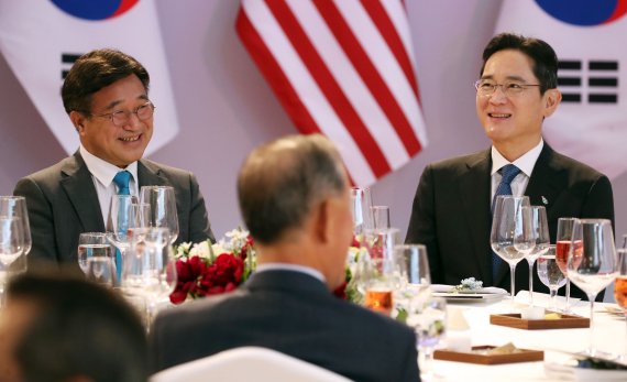 [서울=뉴시스] 홍효식 기자 = 윤호중(왼쪽) 더불어민주당 비상대책위원장과 이재용 삼성전자 부회장이 21일 오후 서울 용산구 국립중앙박물관에서 열린 한미 정상 만찬에 참석해 대화하고 있다. 2022.05.21. yesphoto@newsis.com