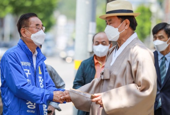 장세용 더불어미주당 구미시장 후보가 공식선거운동 첫 주말인 21일 지역 어르신에게 지지를 호소하고 있다. 장 후보는 재선에 성공하면 '노인장수복지과'를 신설해 노인복지를 강화하겠다"고 말했다. (장세용 캠프 제공)2022.5.21/뉴스1 © News1